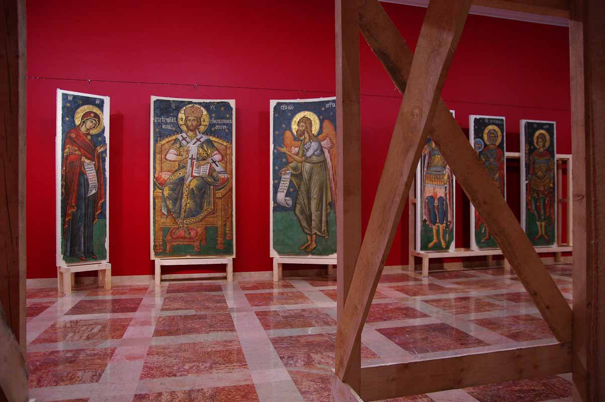 montare expo Marturii - Frescele Manastirii Argesului-1
