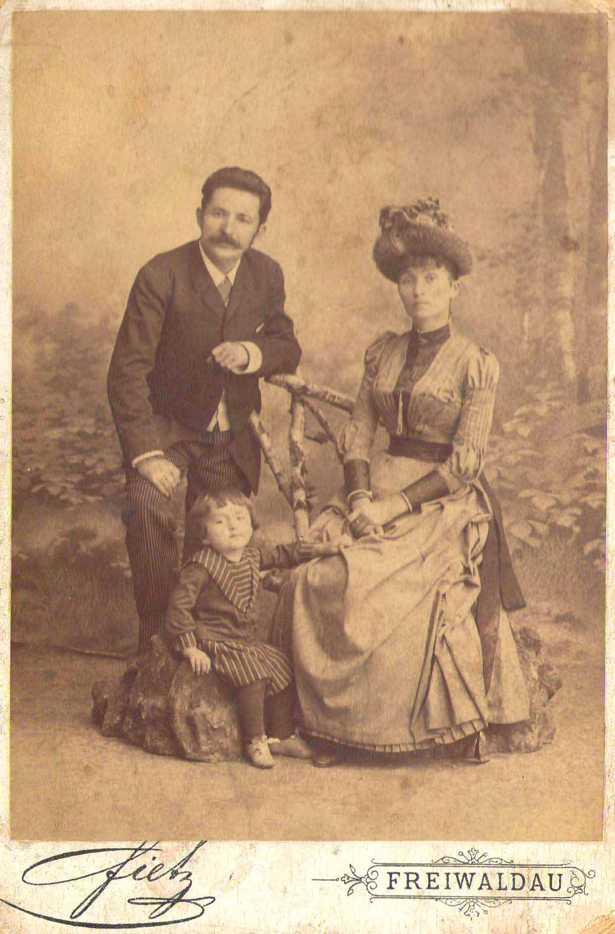 I Slavici cu sotia Eleonora si fiul Titus dupa incarcerarea la Vacz_foto din 1889 in Silezia